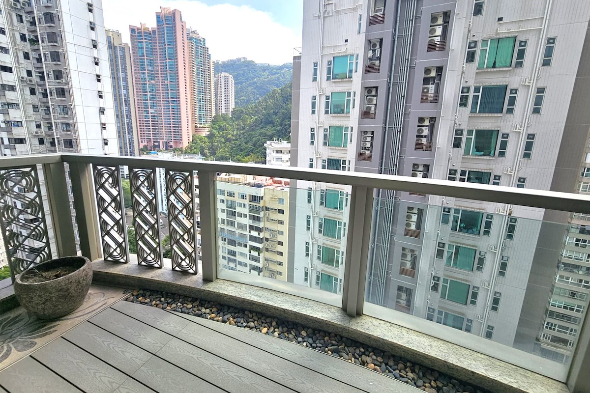 31 Robinson Road 罗便臣道31号 | Balcony off Living Room