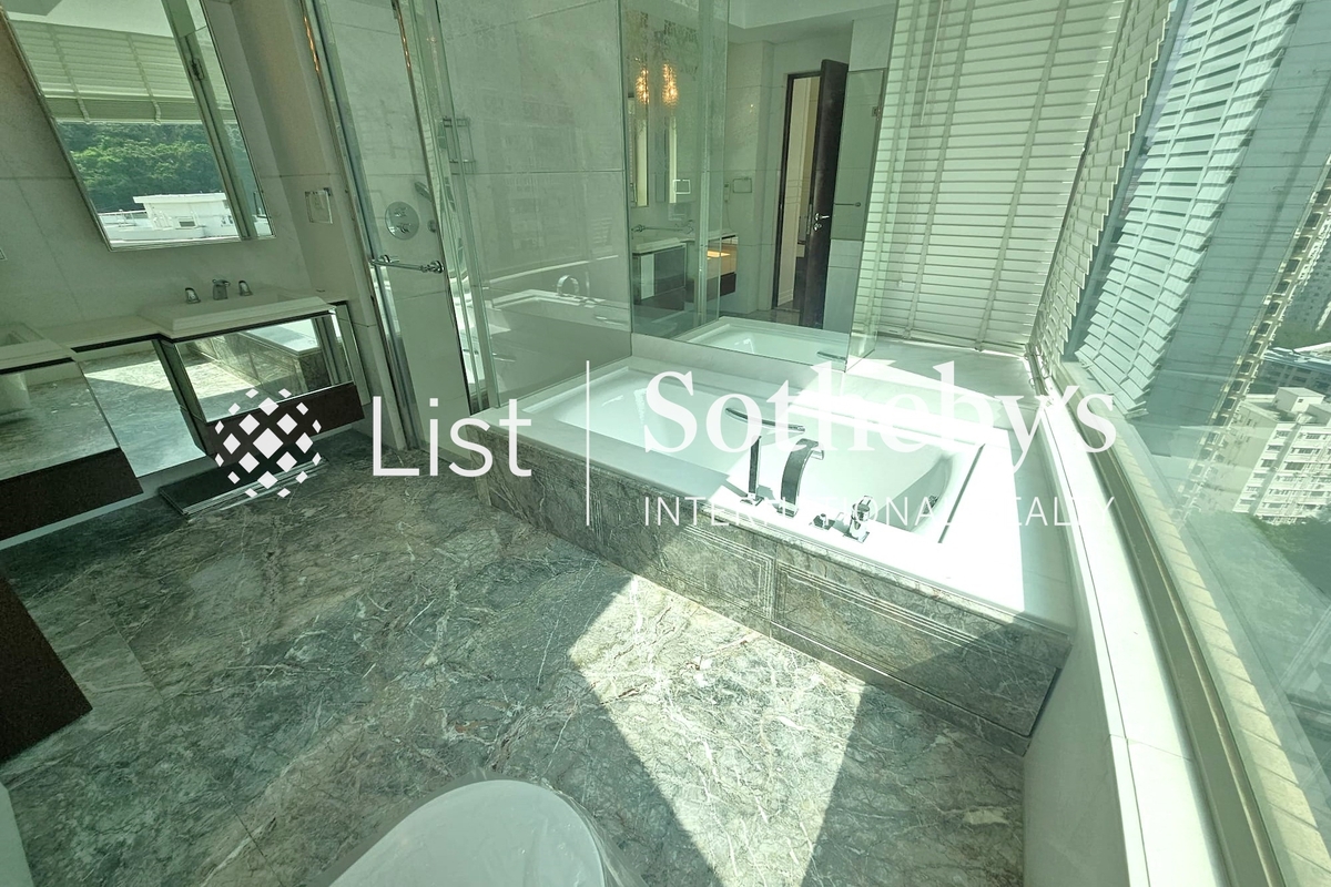 31 Robinson Road 羅便臣道31號 | Master Bathroom