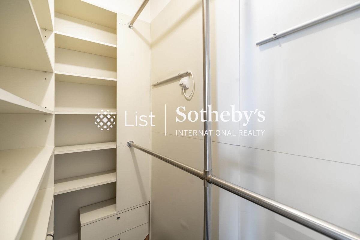 The Grand Panorama 嘉兆臺 | Walk-in Closet in Master Bedroom