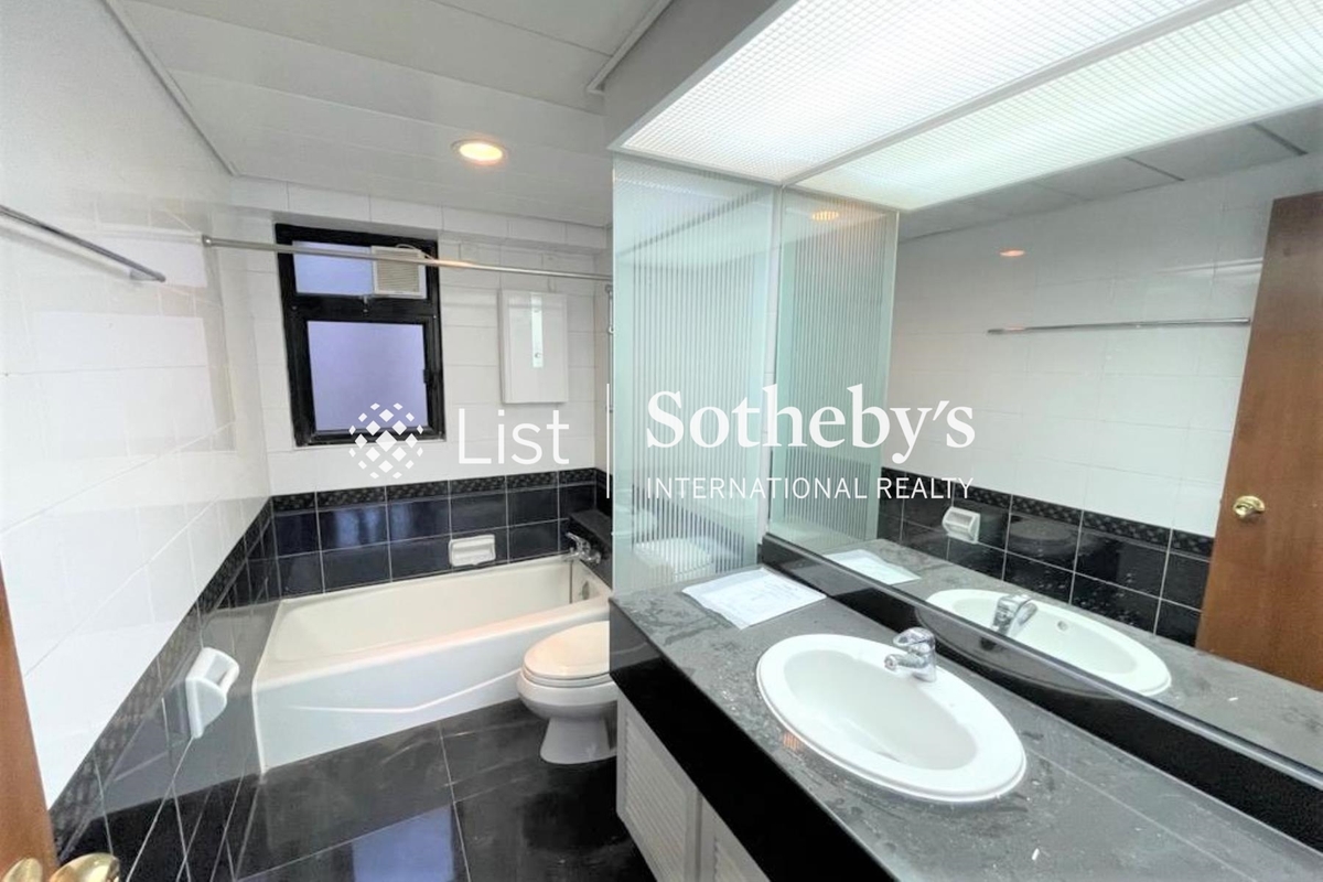 The Grand Panorama 嘉兆臺 | Master Bathroom (photos are provided by the Landlord) 