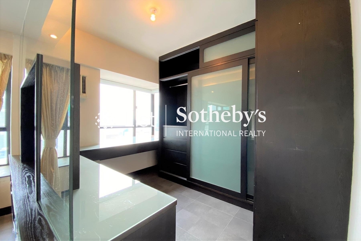 The Grand Panorama 嘉兆臺 | Walk-in Closet in Master Bedroom