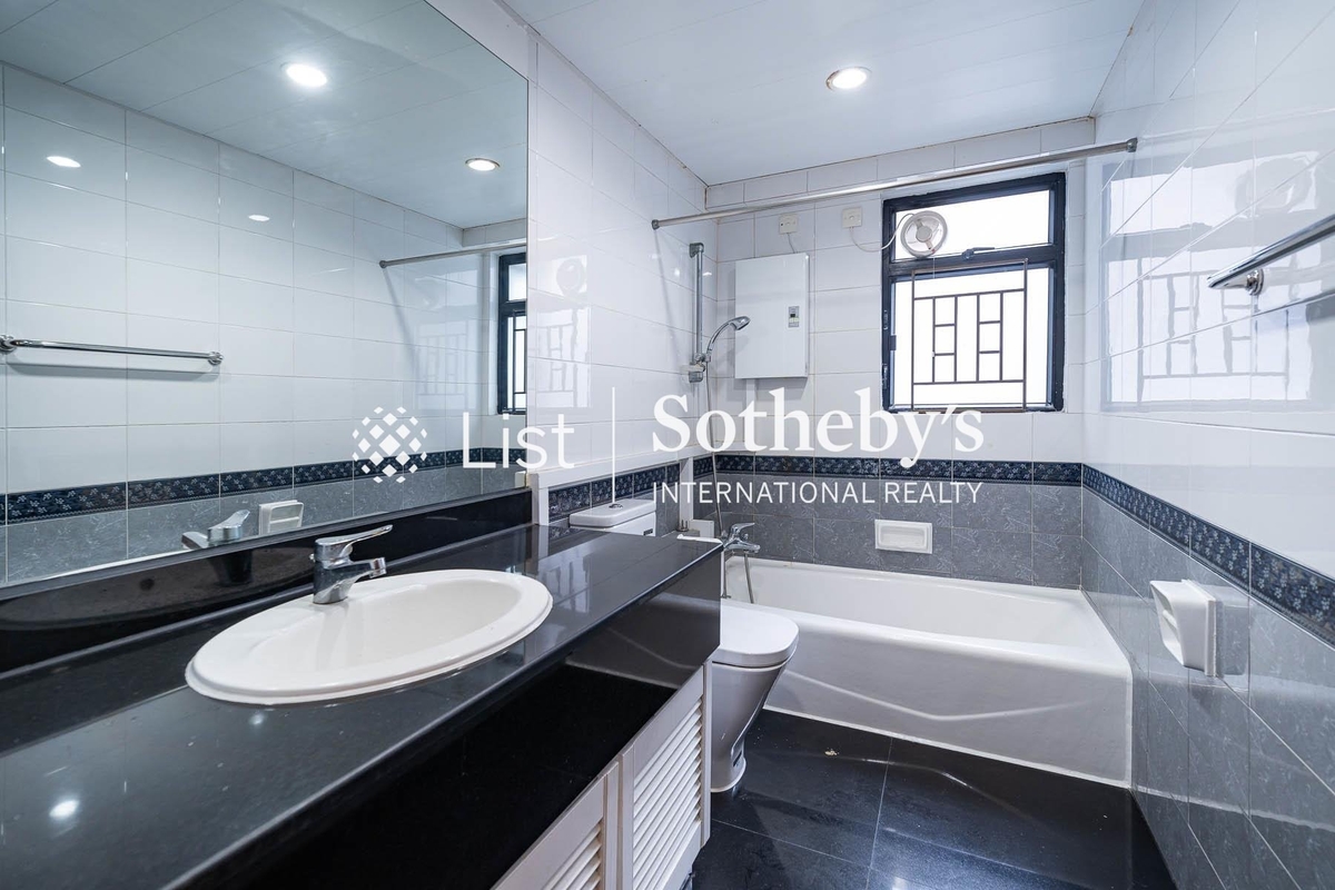 The Grand Panorama 嘉兆臺 | Guest Bathroom