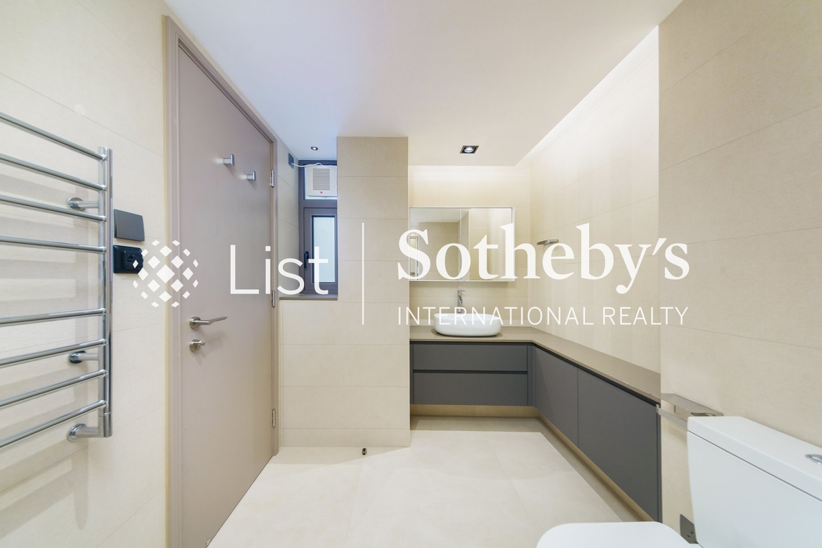 Altadena House Altadena House | Fourth En-suite Bathroom