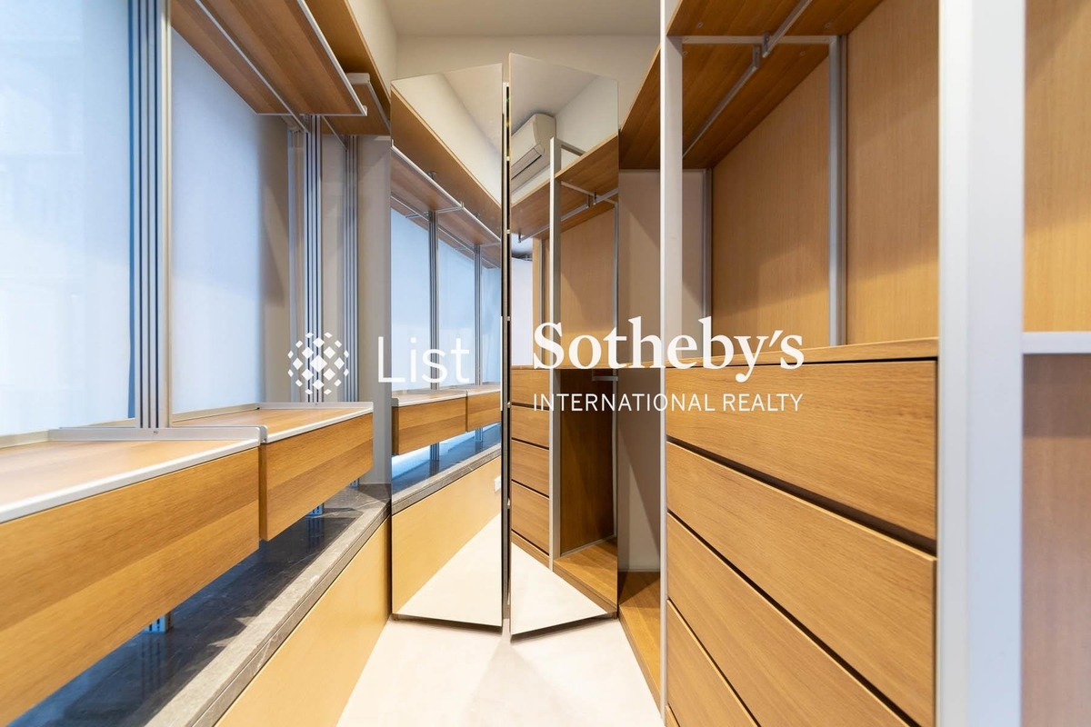 Seymour 懿峰 | Walk-in Closet in Master Bedroom