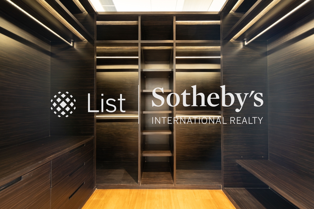 7-15 Mount Kellett Road 加列山道7-15號 | Walk-in Closet in Master Bedroom 