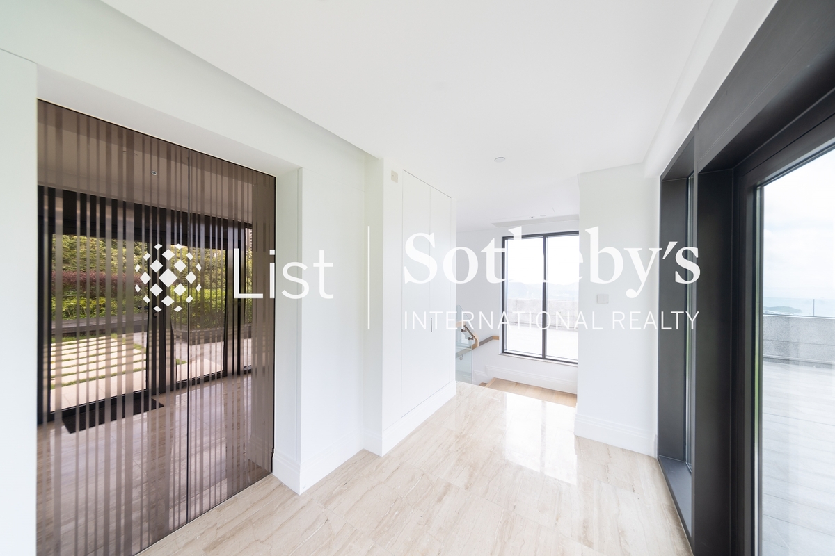 7-15 Mount Kellett Road 加列山道7-15號 | Lift Lobby to Roof 