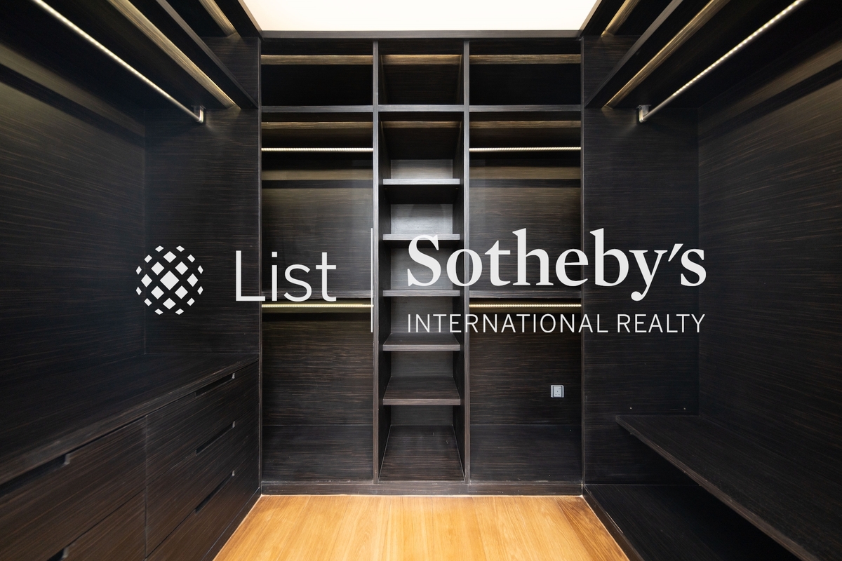 7-15 Mount Kellett Road 加列山道7-15號 | Walk-in Closet in En-suite Bedroom 