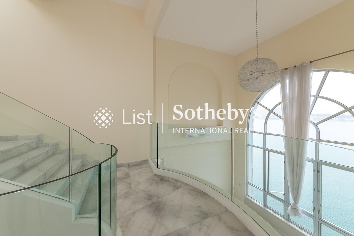 Redhill Peninsula 紅山半島 | Internal Staircase