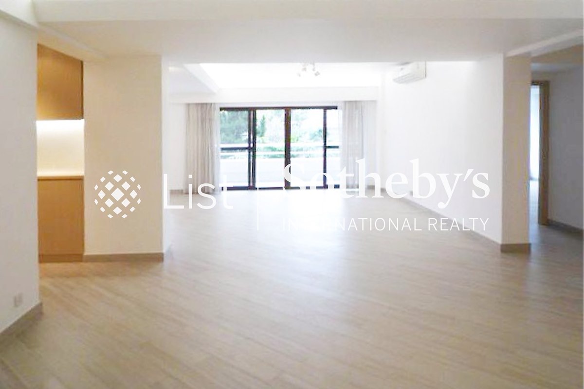 Pine Court 翠峰園 | Living and Dining Room