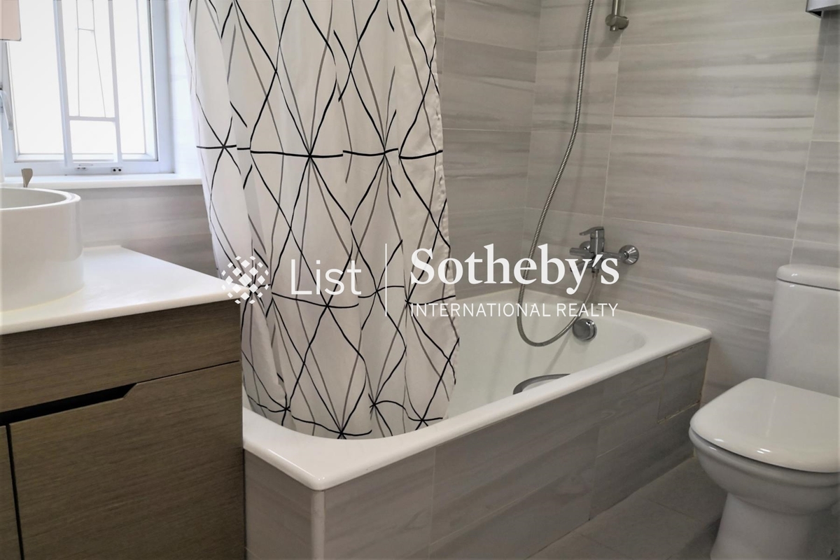 Evergreen Villa 松柏新邨 | Master Bathroom