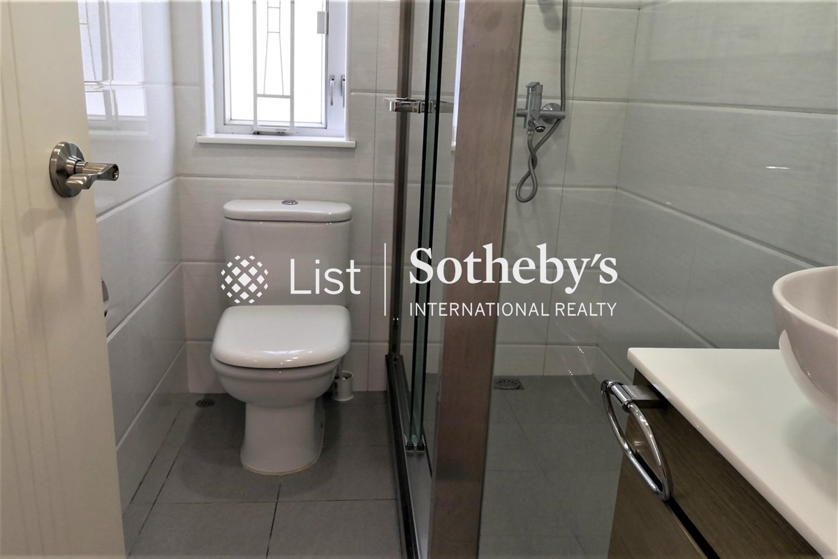 Evergreen Villa 松柏新邨 | Guest Bathroom