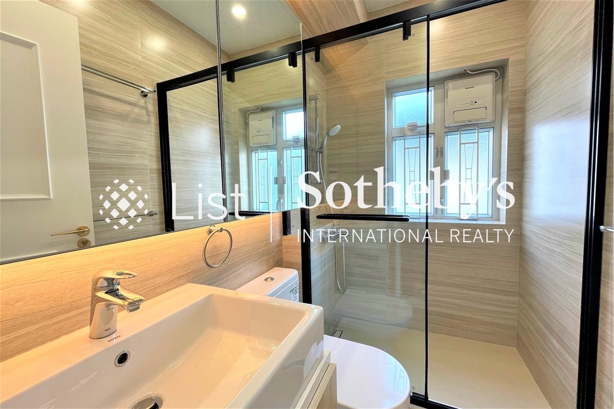 Evergreen Villa 松柏新邨 | Master Bathroom