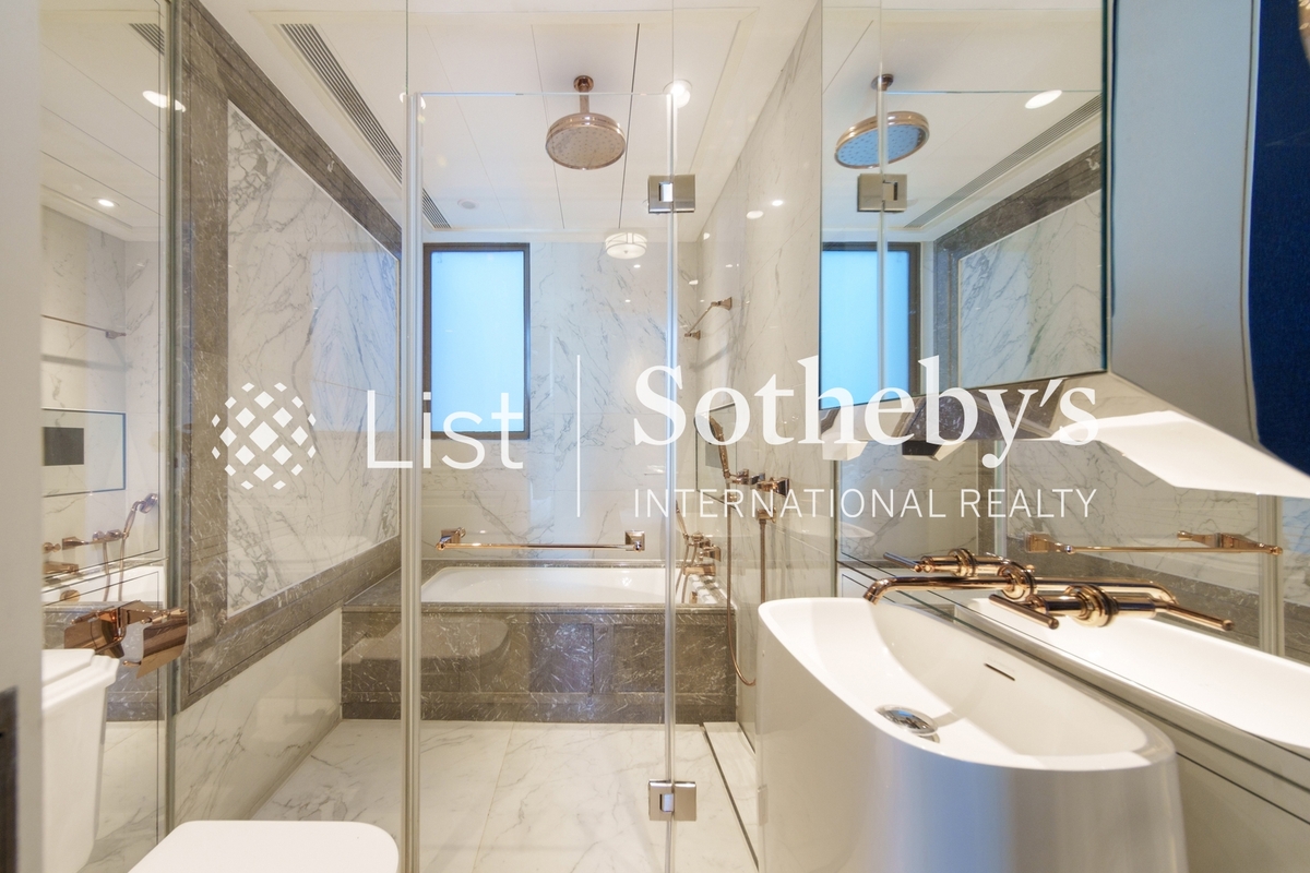 Castle One By V Castle One By V | Master Bathroom