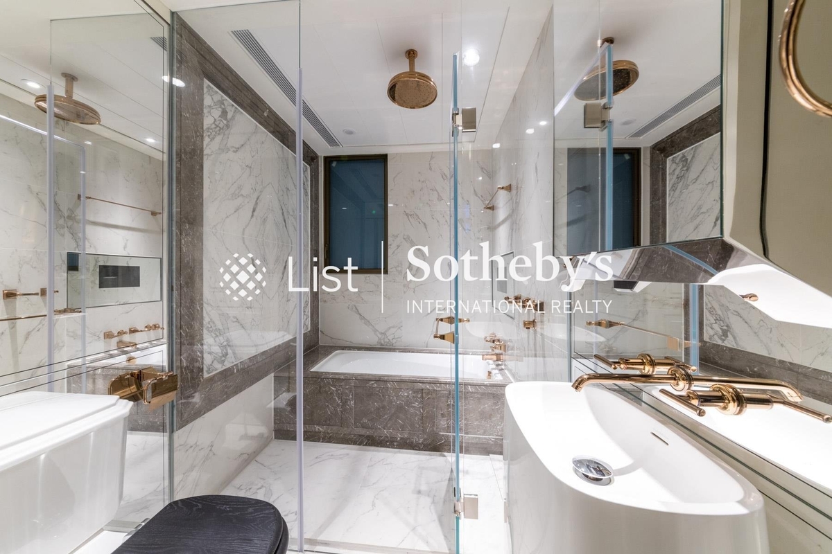 Castle One By V Castle One By V | Master Bathroom