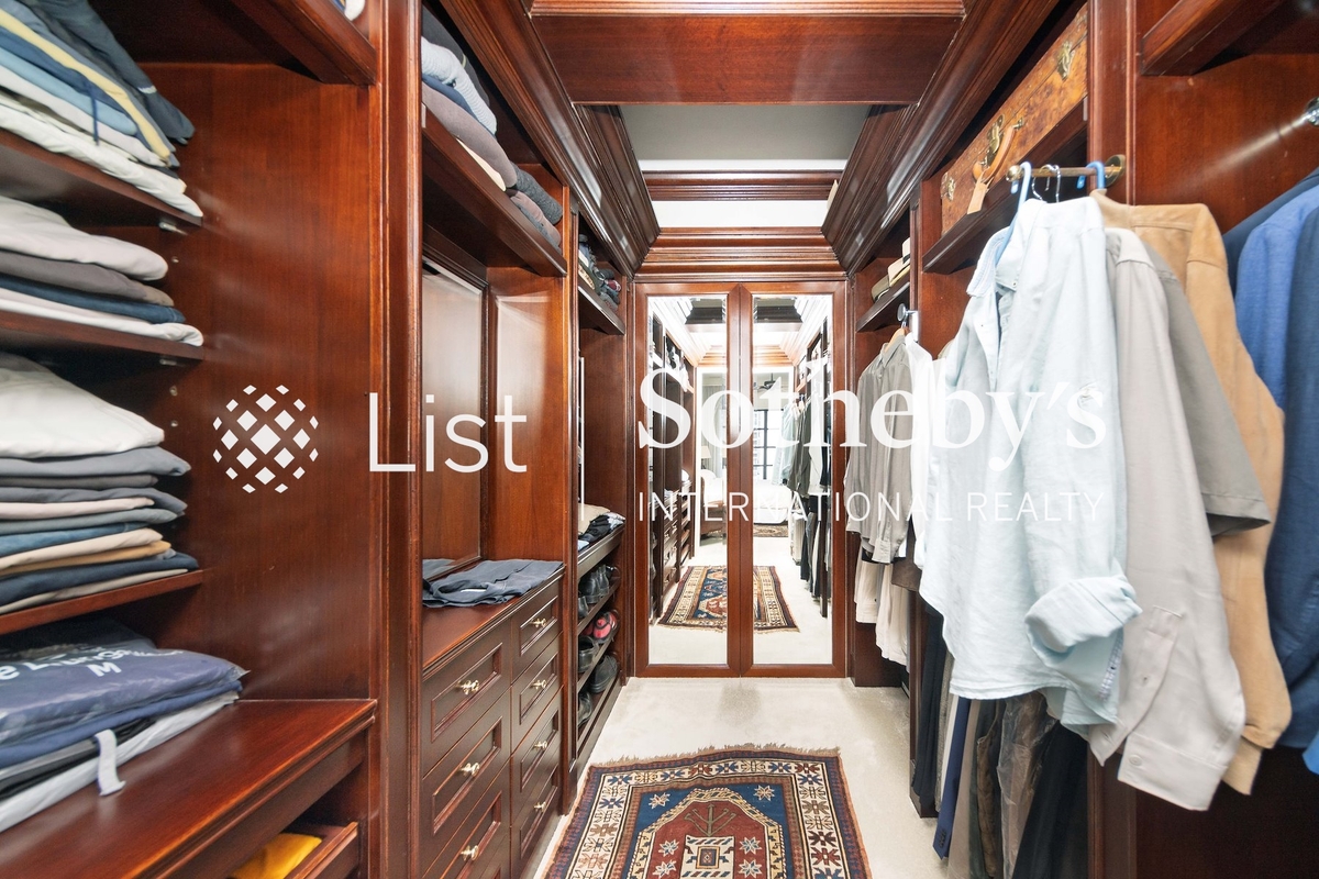 Bowen Mansion 寶雲大廈 | Walk-in Closet in Master Bedroom 