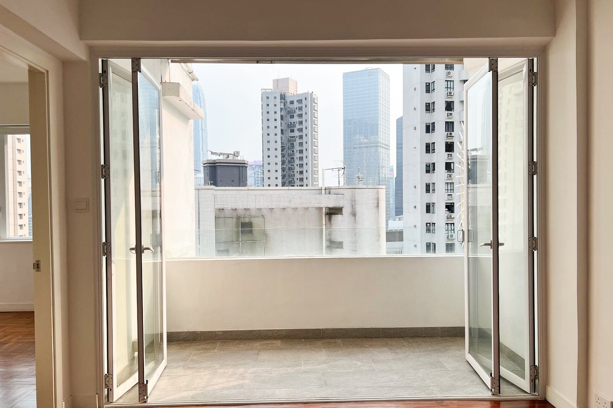 5G Bowen Road 宝云道5G号 | Balcony off Living and Dining Room