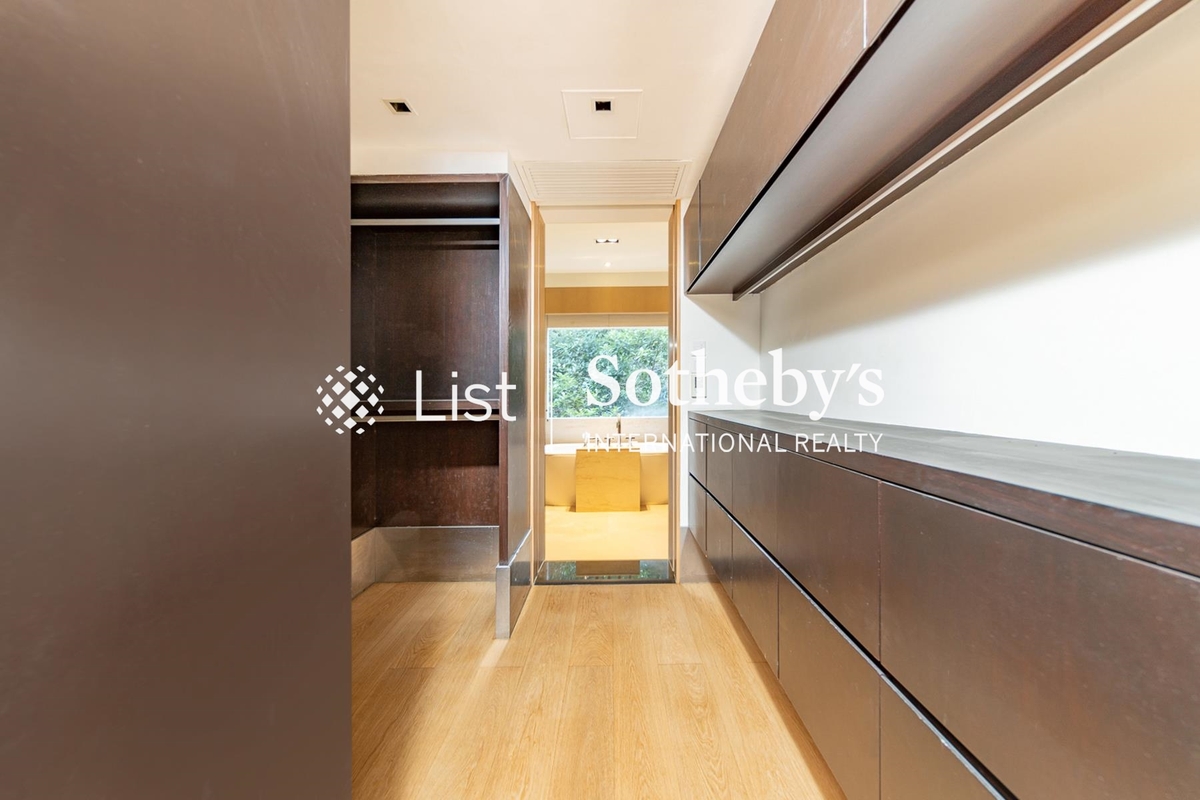 Bo Kwong Apartments 寶光大廈 | Walk-in Closet in Master Bedroom