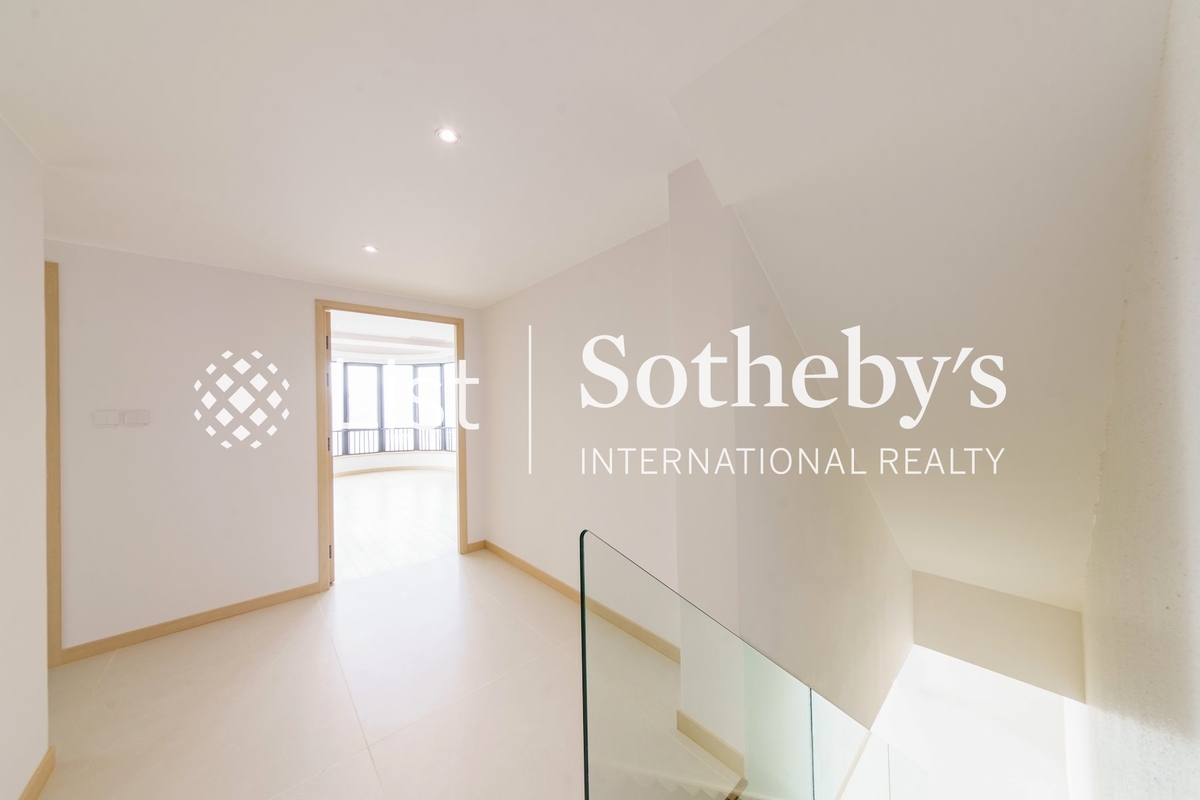 No. 6A Bowen Road 寳雲道6A號 | Internal Staircase