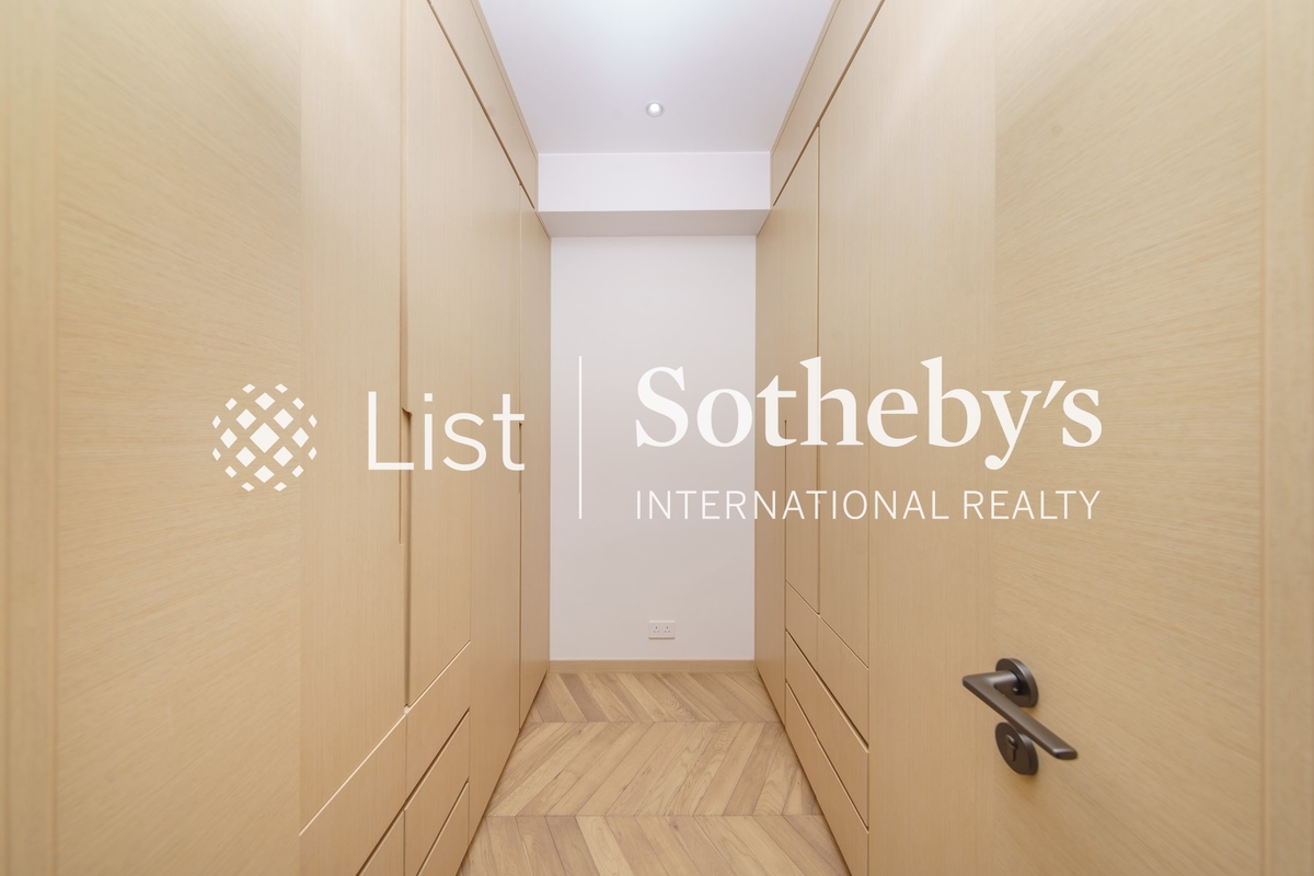 No. 6A Bowen Road 寳雲道6A號 | Walk-in Closet in Master Bedroom 
