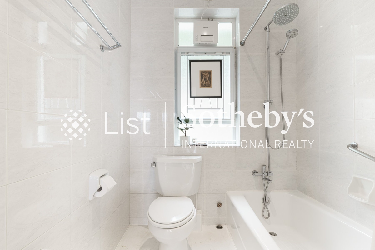 The View Mansion 景雲大廈 | Guest Bathroom