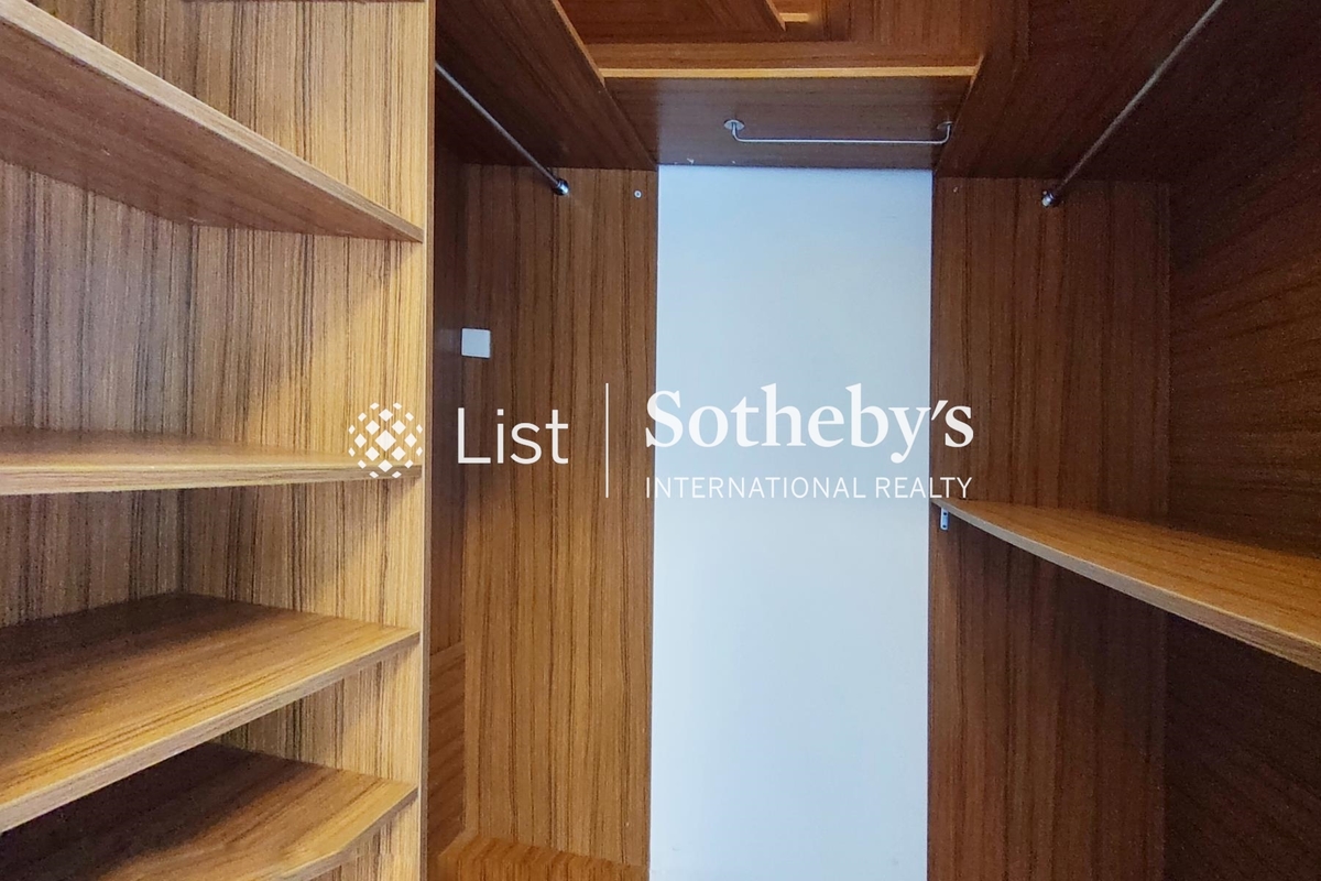 The View Mansion 景雲大廈 | Walk-in Closet in Master Bedroom