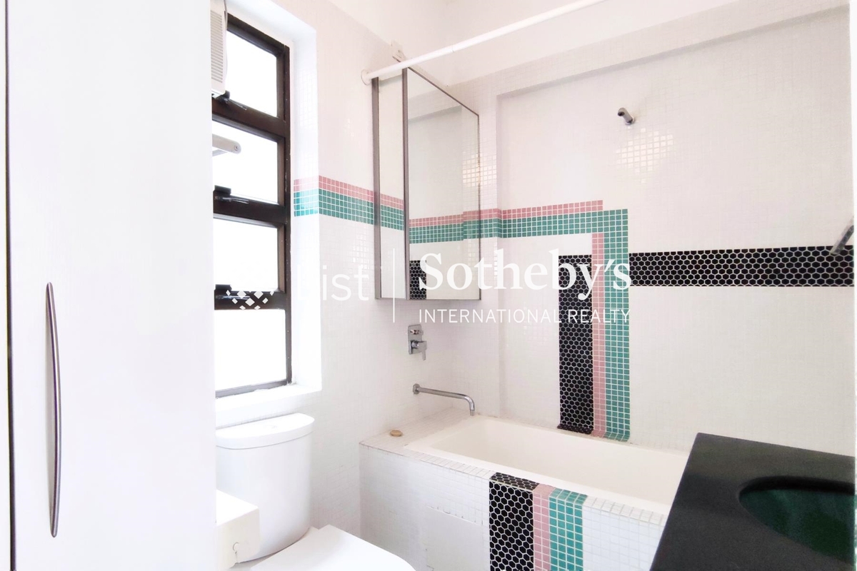 The View Mansion 景雲大廈 | Guest Bathroom