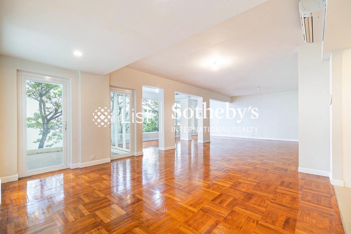 No. 18 South Bay Road 南灣道18號 | Living and Dining Room