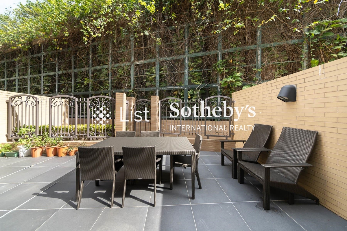 Le Palais 皇府灣 | Private Garden off Living and Dining Room