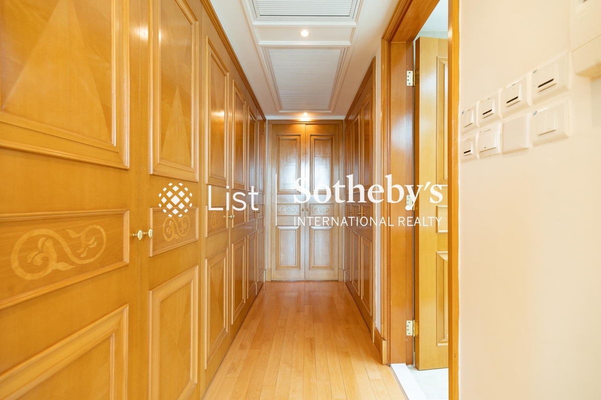 Le Palais 皇府灣 | Walk-in Closet in Master Bedroom