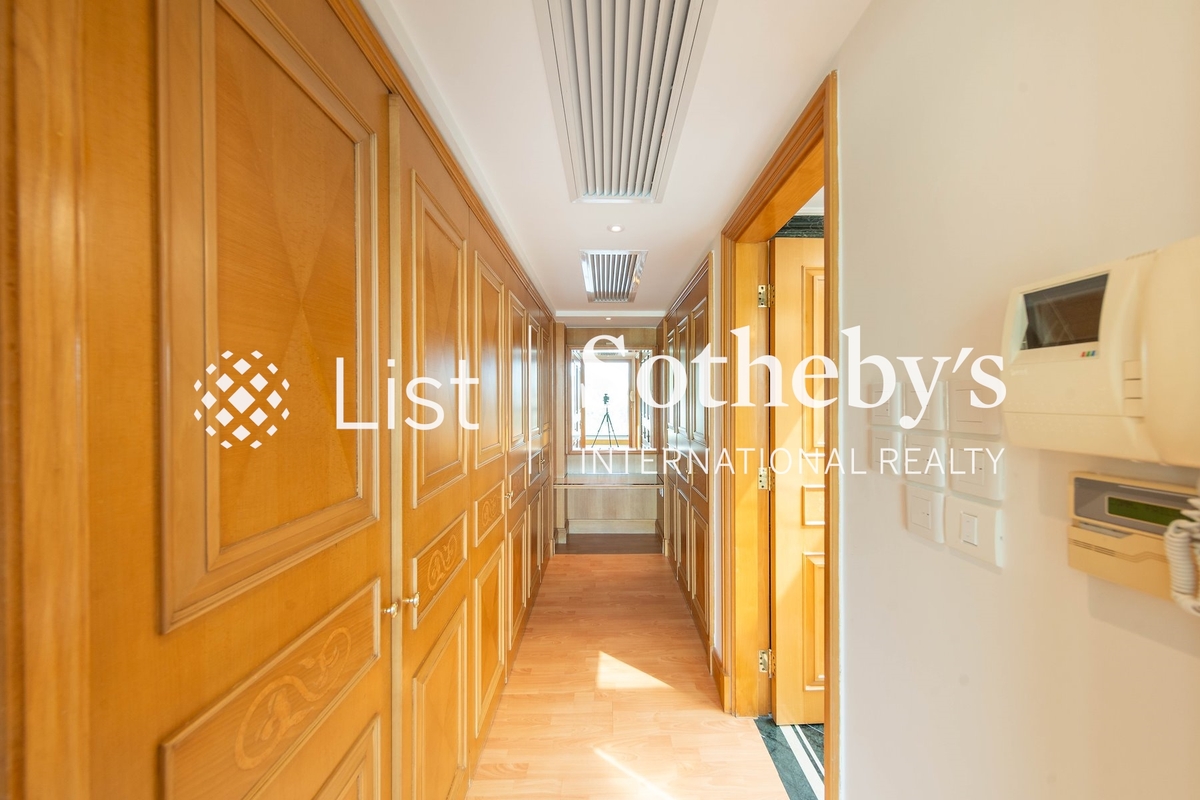 Le Palais 皇府灣 | Walk-in Closet in Master Bedroom 