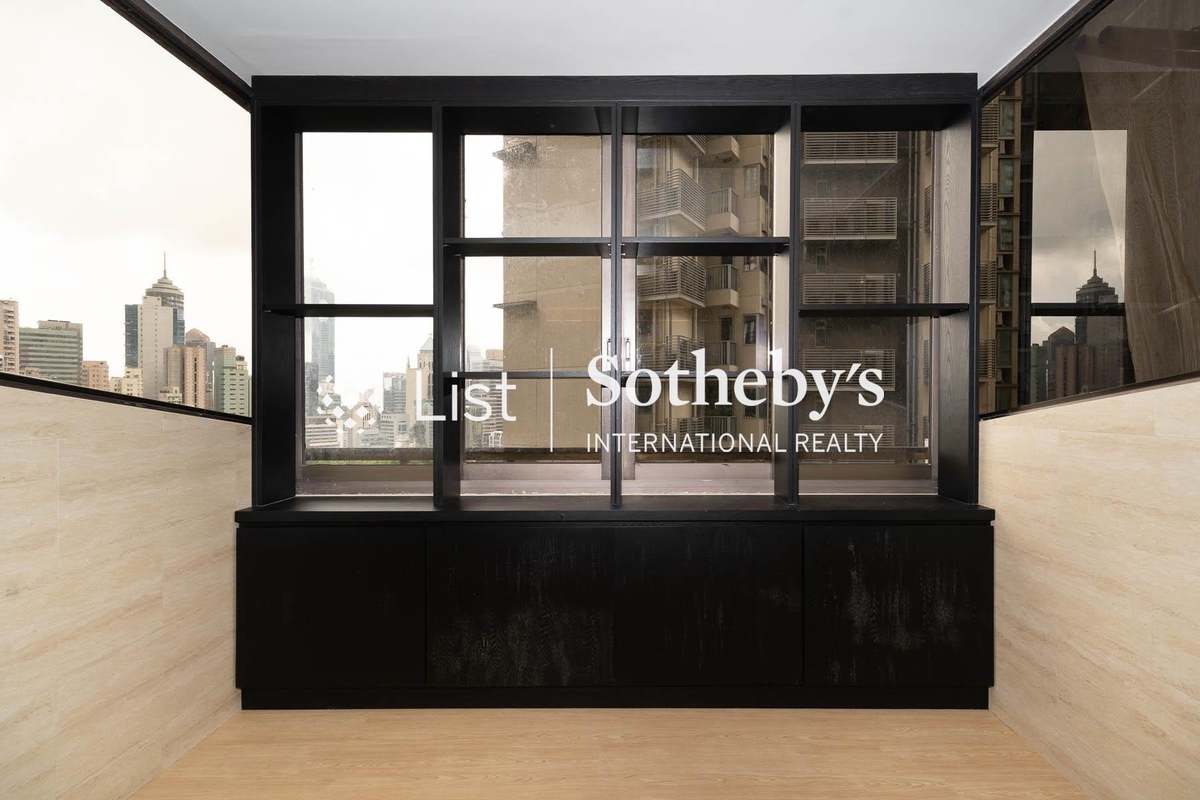 Hoover Court 豪華閣 | Enclosed Balcony off Living and Dining Room