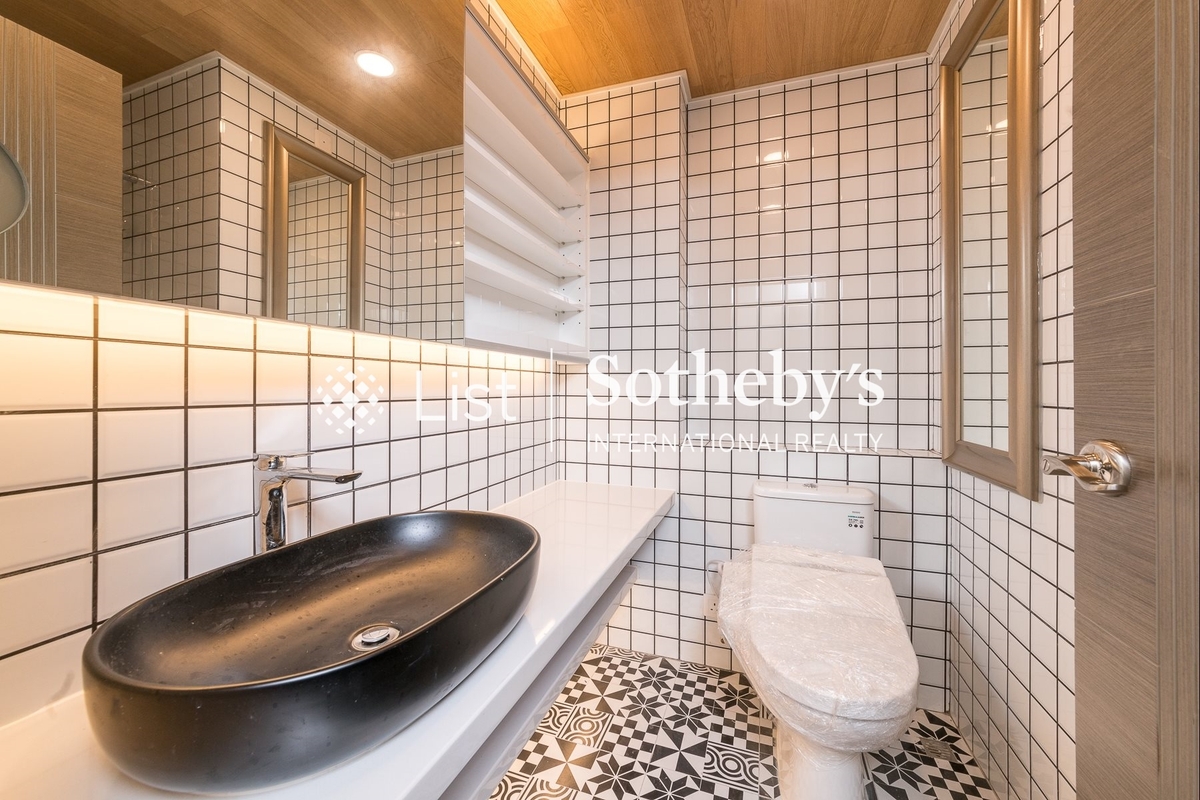 South Mansions 南賓大廈 | Master Bathroom