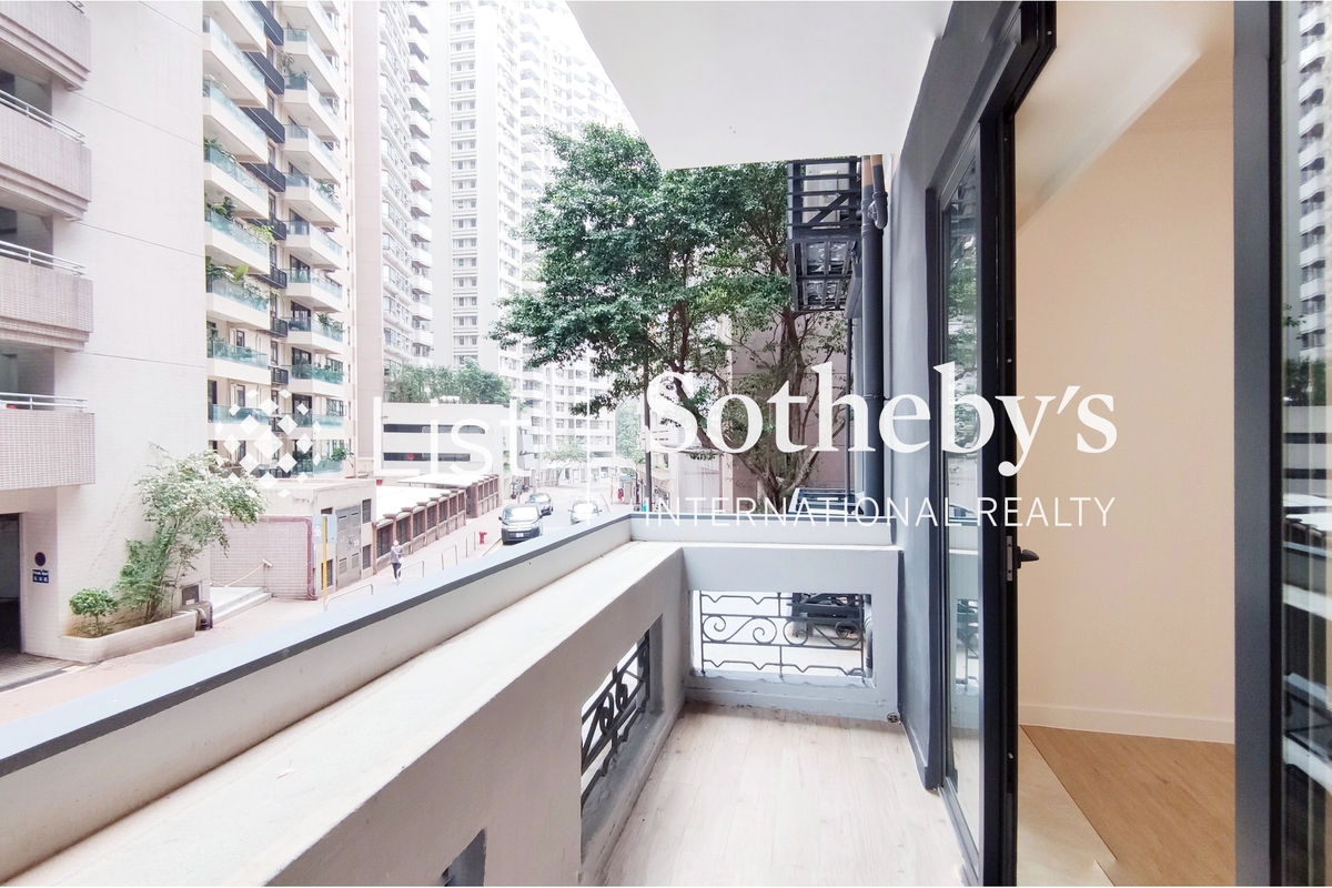 Hillview 半山樓 | Balcony off Living and Dining Room