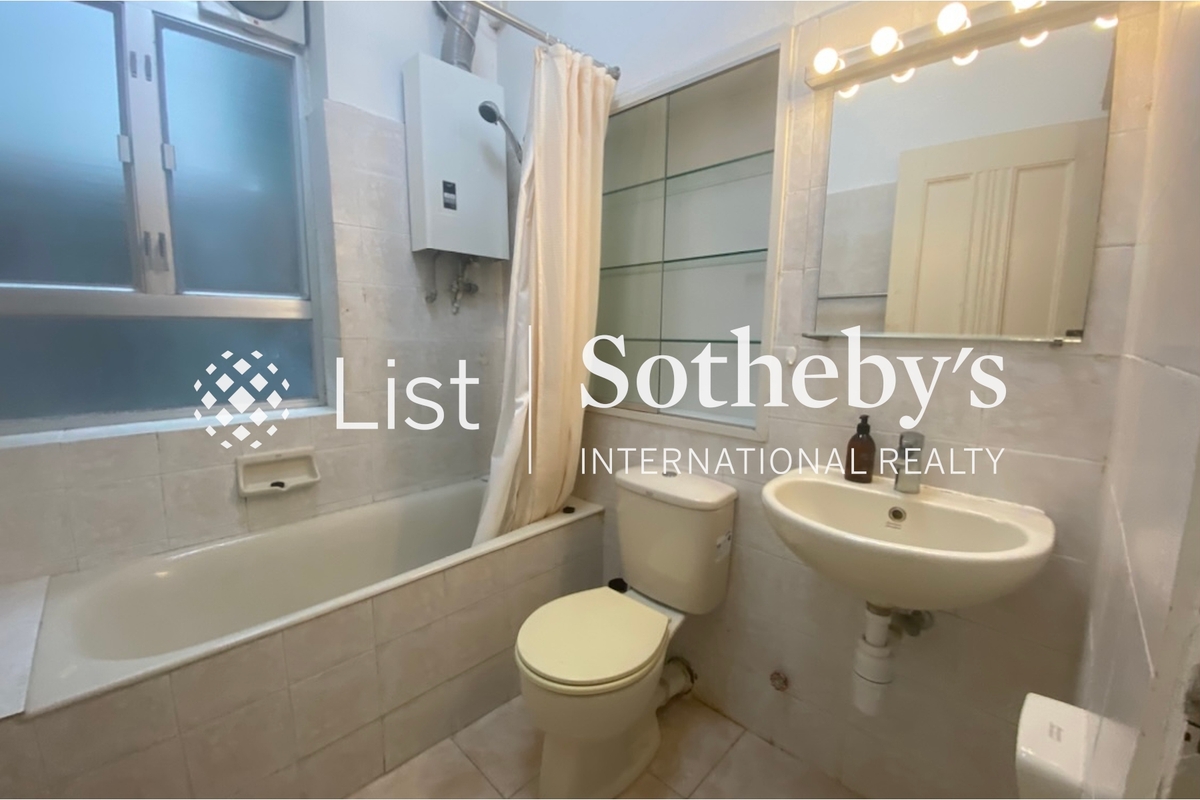 Morning Light Apartment 晨光大厦 | Guest Bathroom