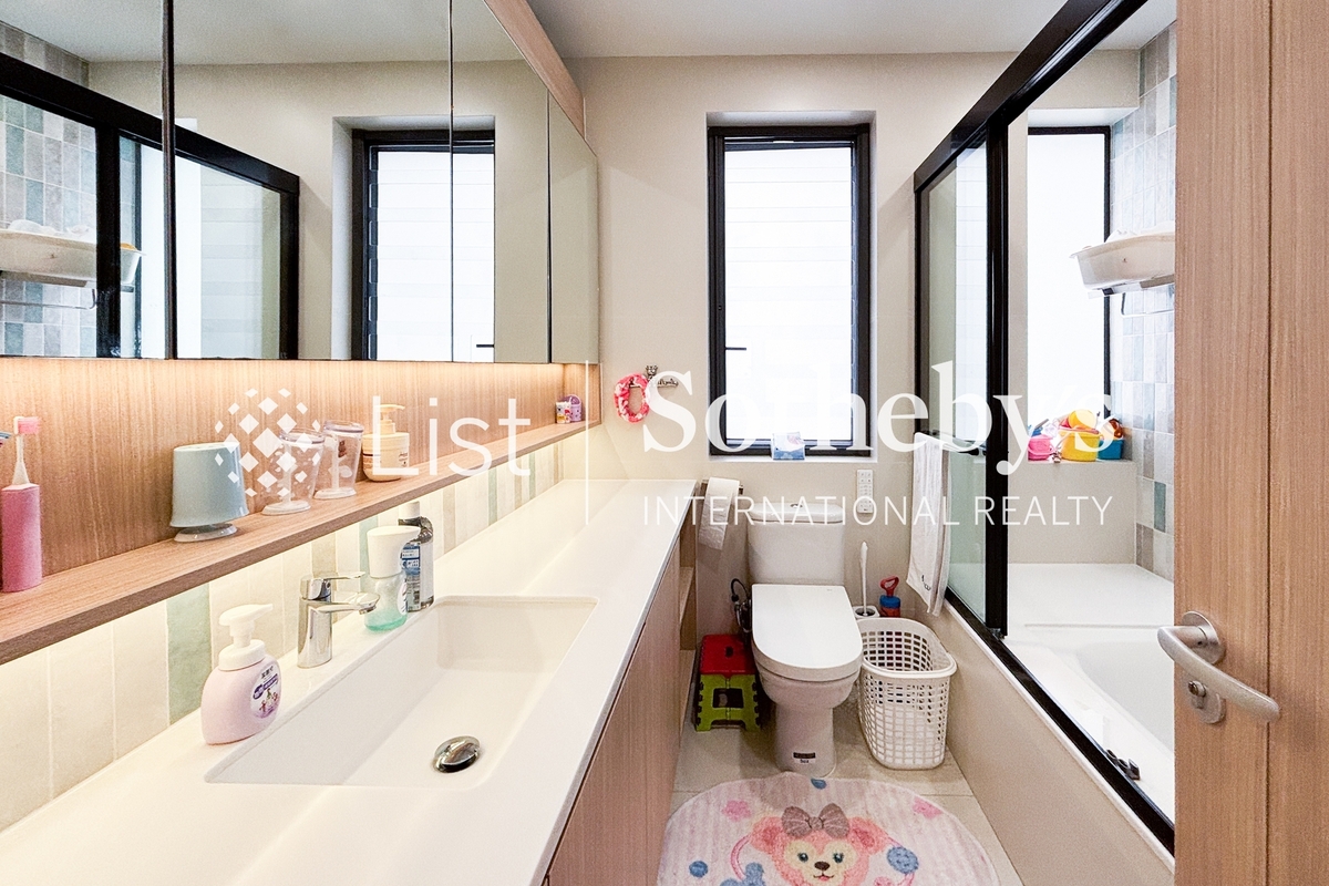 Hong Lok Mansion 康樂大廈 | Guest Bathroom