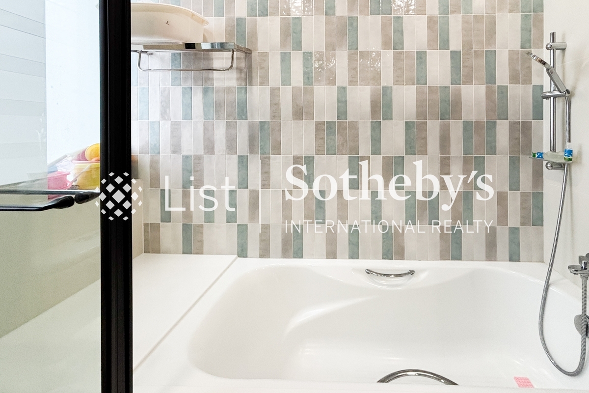 Hong Lok Mansion 康樂大廈 | Guest Bathroom