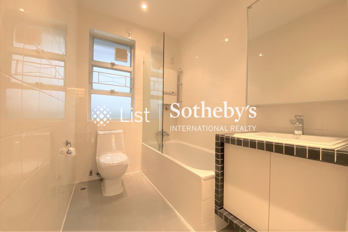 Hong Lok Mansion 康樂大廈 | Guest Bathroom