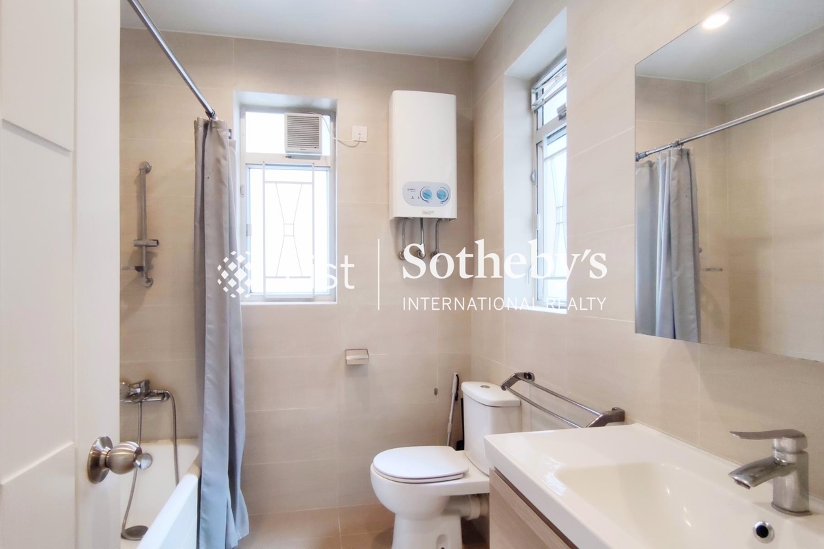 Donnell Court 端纳大厦 | Master Bathroom