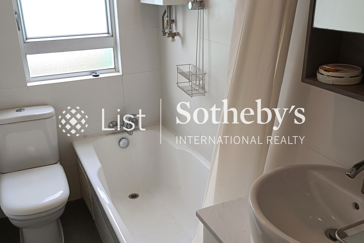 Wing Hong Mansion 永康大廈 | Master Bathroom