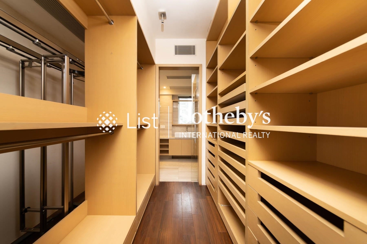 Beau Cloud Mansion 碧云楼 | Walk-in Closet in Master Bedroom