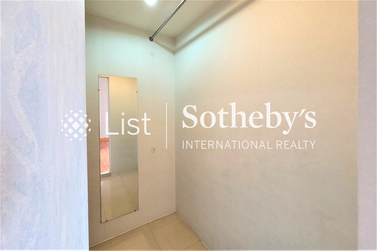 Grosvenor House 高雲大廈 | Walk-in Closet in Master Bedroom 