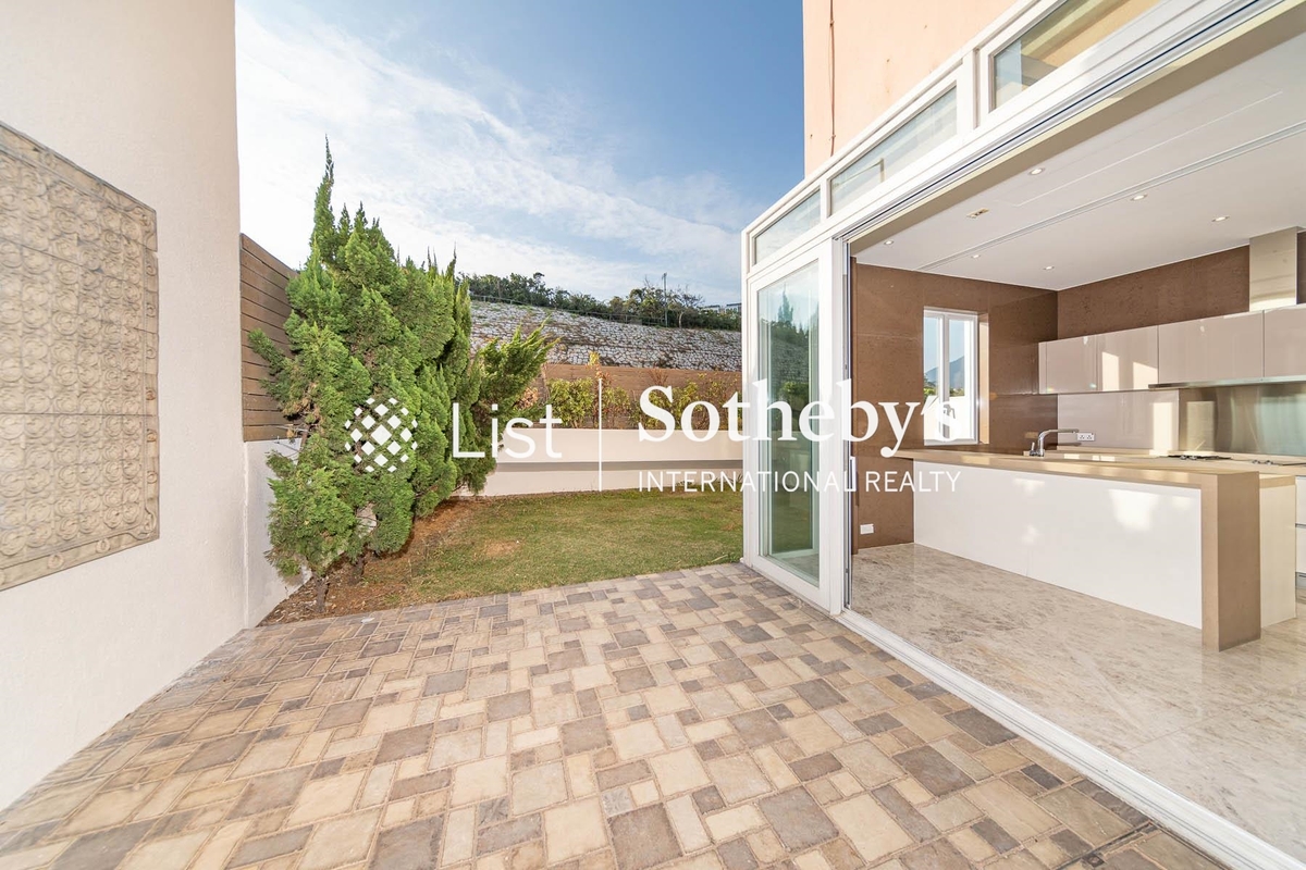 Redhill Peninsula 紅山半島 | Private Garden off Living and Dining Room