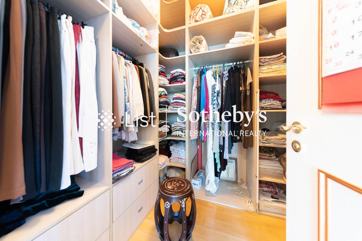 Villa Rosa 玫瑰園 | Walk-in Closet in Master Bedroom