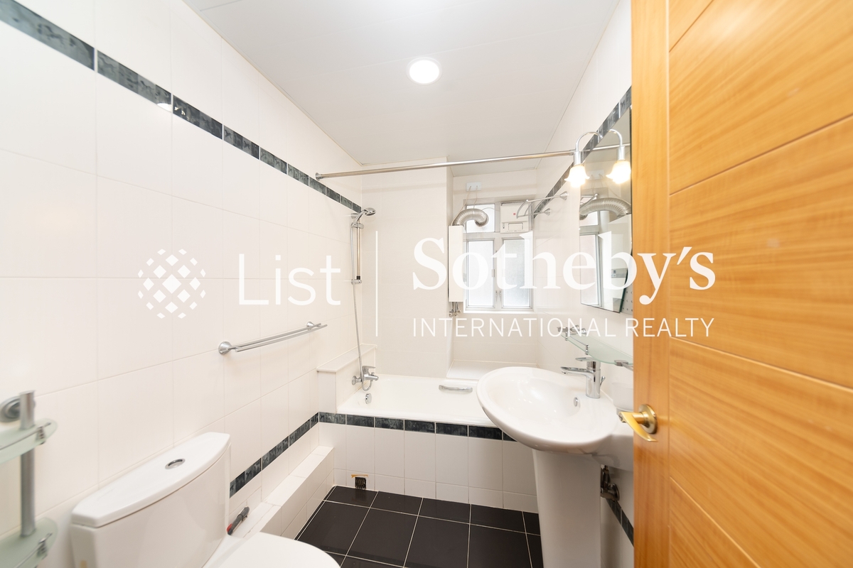 Dragon View 龍景樓 | Guest Bathroom