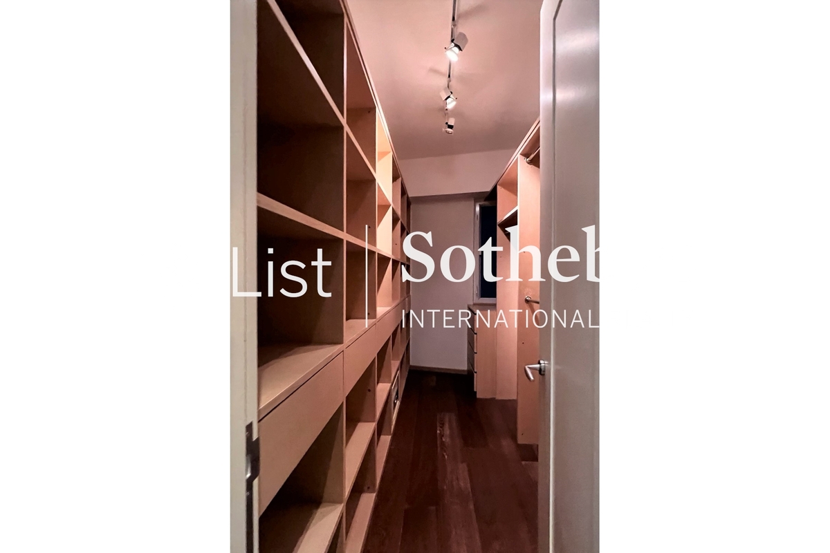 Kenne Mansion Kenne Mansion | Walk-in Closet in Master Bedroom 