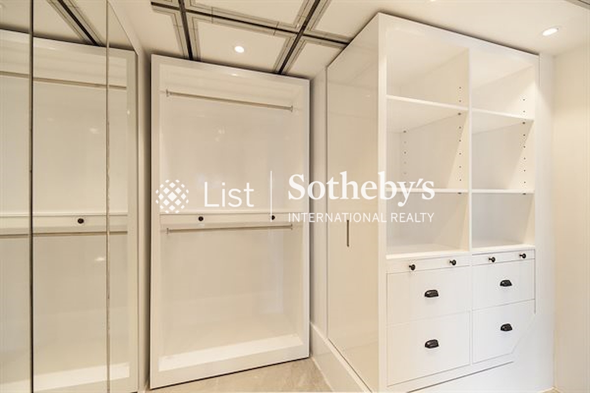 Kenne Mansion Kenne Mansion | Walk-in Closet in Master Bedroom 