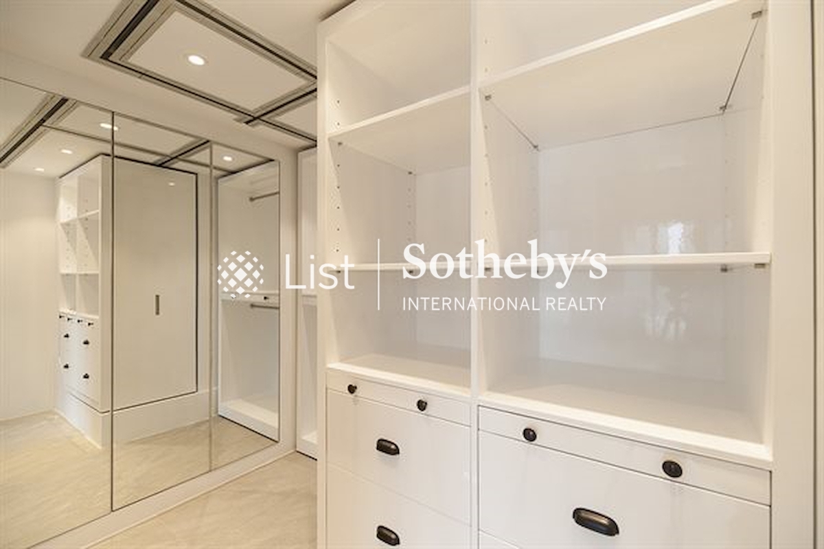 Kenne Mansion Kenne Mansion | Built-in Wardrobe in Master Bedroom 