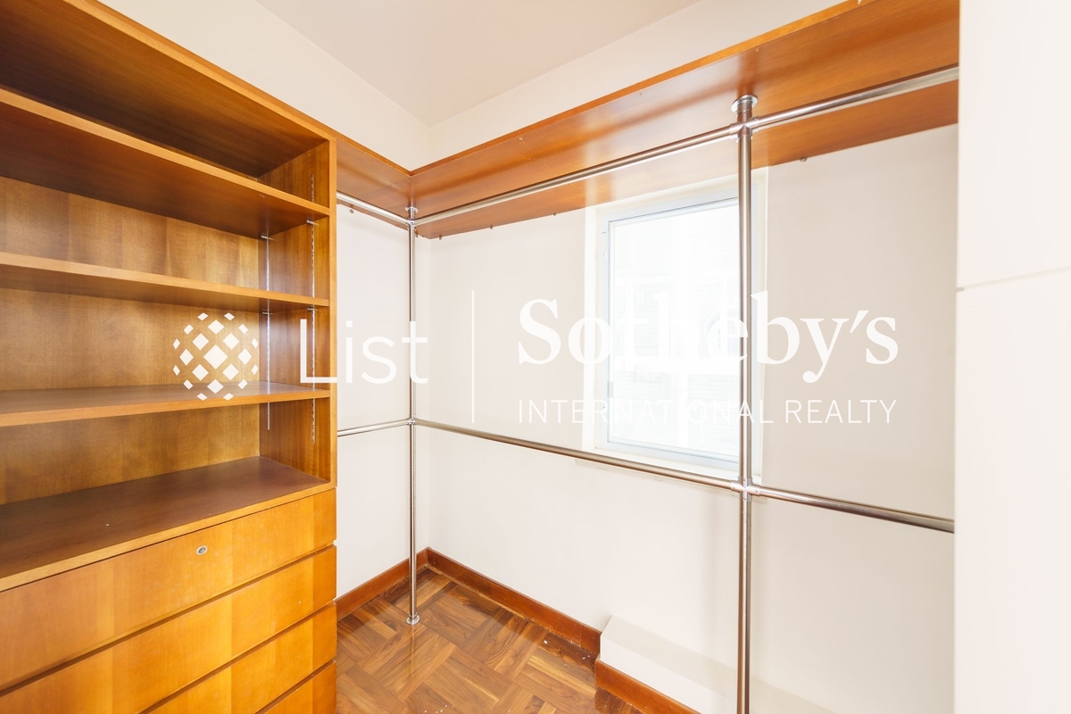 Repulse Bay Garden 麗景園 | Walk-in Closet in Master Bedroom 
