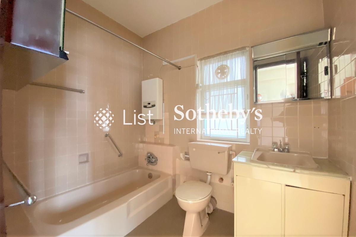 Repulse Bay Garden 麗景園 | Master Bathroom