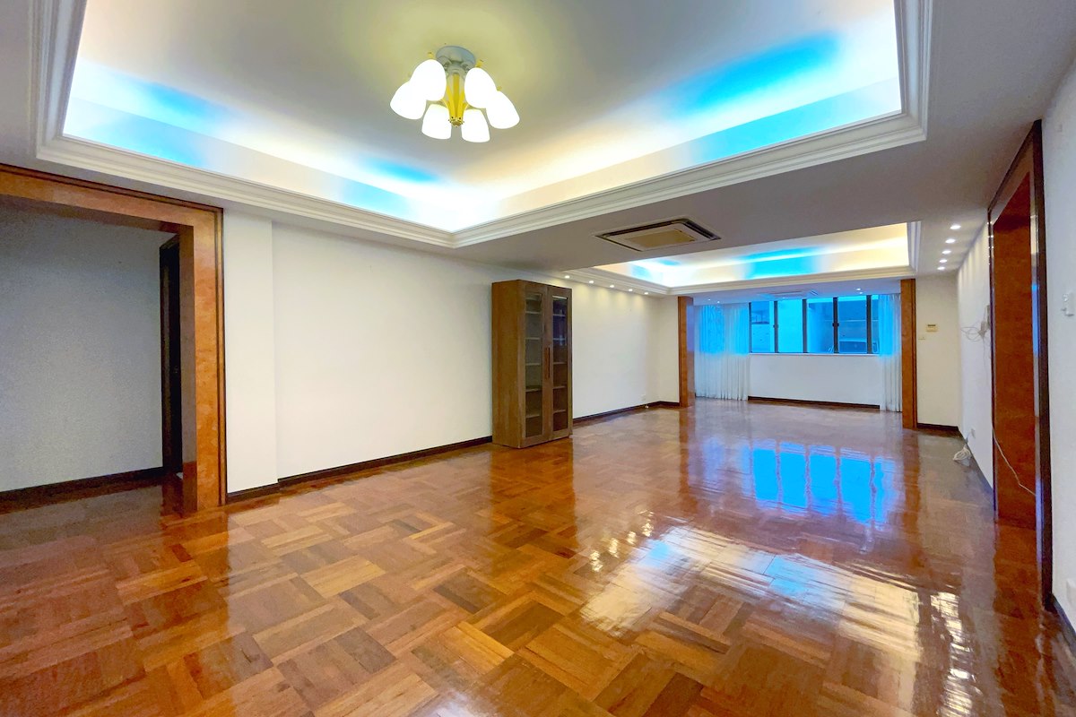 No. 9 Broom Road 蟠龙道9号 | Living and Dining Room